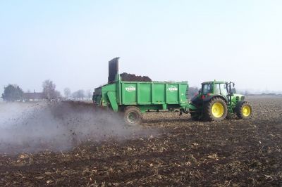 e782ca-vaste-mest-uitrijden-met-breedstrooier.jpg
