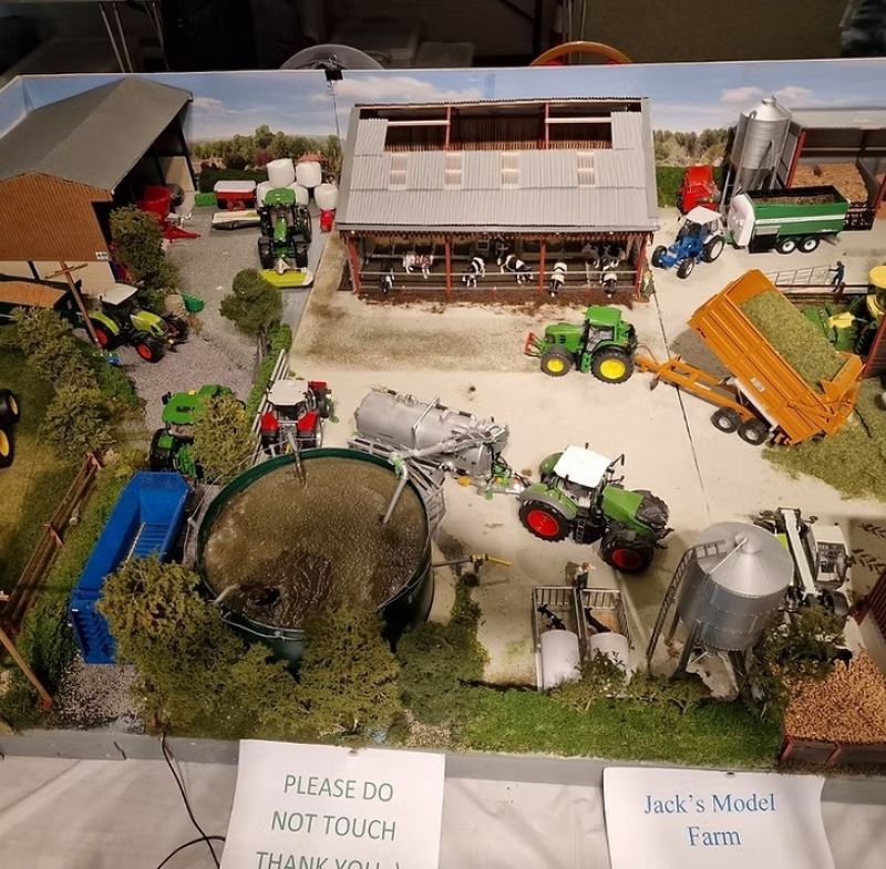 Spalding Model Tractor & Construction show